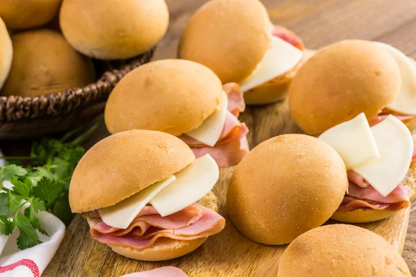 Sliders de presunto e queijo — Fotografia de Stock