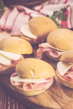 Jambon ve peynir kaydırıcıları