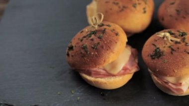 Jambon ve peynir kaydırıcıları