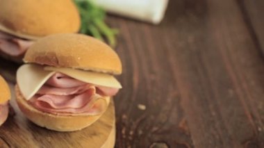 Jambon ve peynir kaydırıcıları