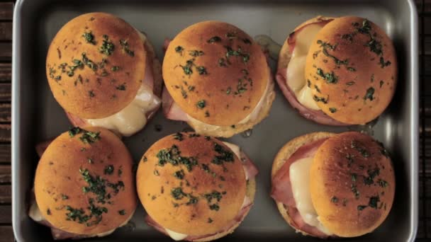 Sliders de presunto e queijo — Vídeo de Stock