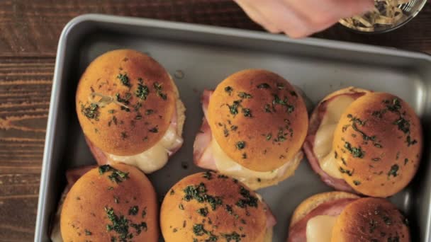 Sliders de presunto e queijo — Vídeo de Stock