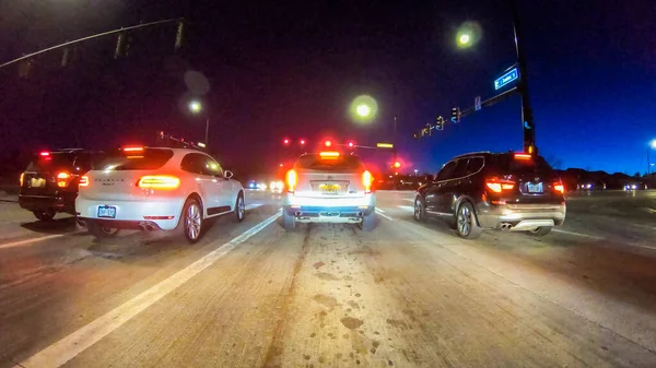 コロラド州デンバー2020年1月17日 アメリカ南東部の夜間舗装道路を走行 — ストック写真