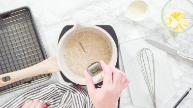 Düz yatıyordu. Adım adım. Pişirme kabında ev yapımı karamel hazırlanıyor.