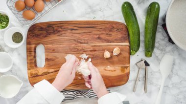 Düz yatıyordu. Adım adım. Bitkisel ekşi kremayla kabak keki yapmak için malzemeler kesiyorum..