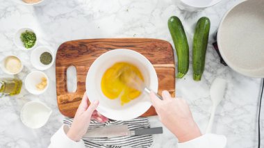 Düz yatıyordu. Adım adım. Kabağa organik kahverengi yumurta kırmak kabak keki yapmak için..