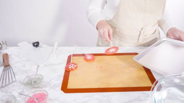 Adım adım. Silikon hasırlardan soğutulmuş ev yapımı lolipoplar soyuyoruz..