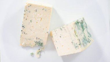 Düz yatıyordu. Beyaz arka planda büyük bir dilim gurme peyniri dilimliyorum..