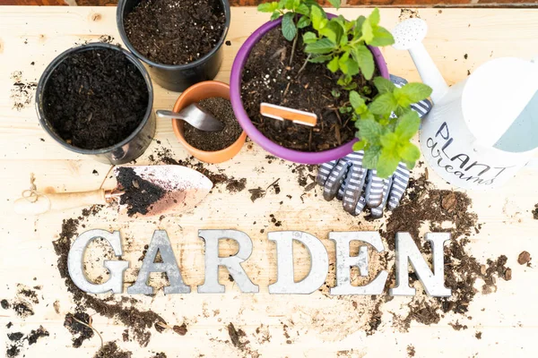 Assine Garden Letras Metal Torno Solo Derramado Plantando Vasos Uma — Fotografia de Stock