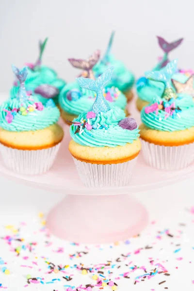 Gurmánská Mořská Panna Cupcakes Topped Blue Buttercream Frosting Decorated Sprinkles — Stock fotografie