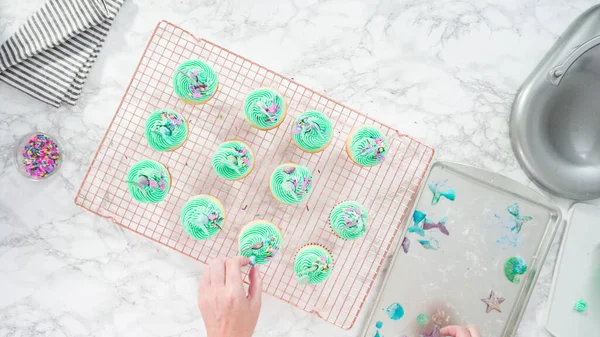 Plat Gelegd Stap Voor Stap Decoreren Zeemeermin Vanille Cupcakes Met — Stockfoto