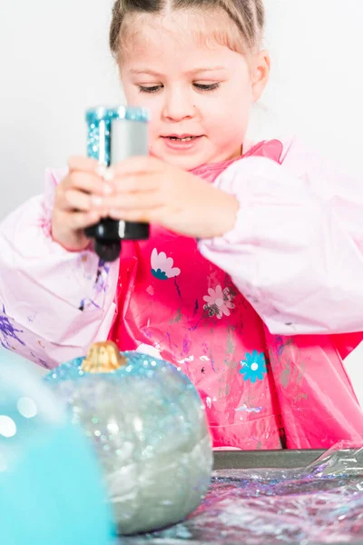 Kleines Mädchen Dekoriert Ihren Halloween Kürbis Mit Glitzerndem Meerjungfrauen Motiv — Stockfoto