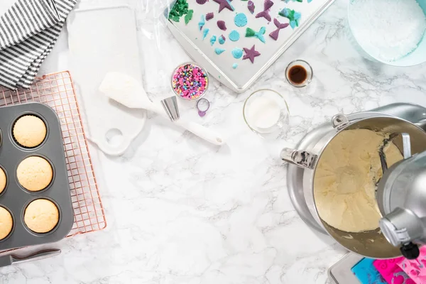 Flat Lay Cooling Freshly Baked Vanilla Cupcakes Drying Rack — Stock Photo, Image