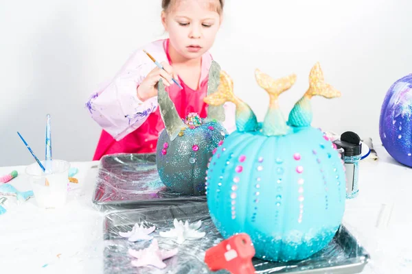Küçük Kız Cadılar Bayramı Balkabağını Yapay Elmaslarla Süslüyor — Stok fotoğraf