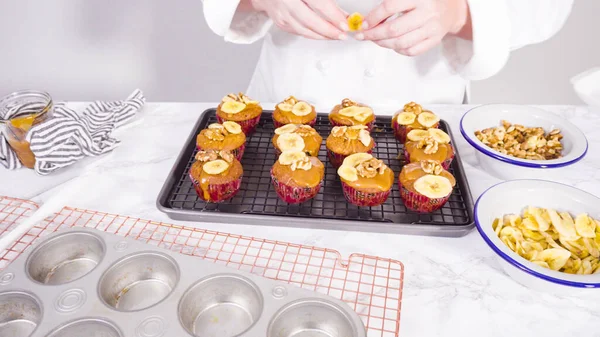 Passo Passo Garnishing Muffins Pão Banana Com Caramelo Caseiro Batatas — Fotografia de Stock