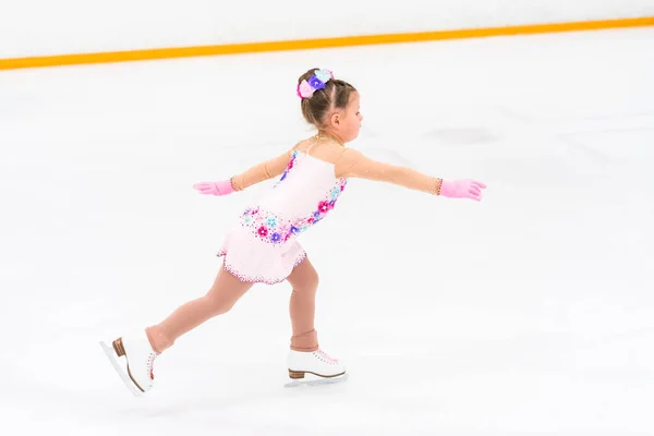 Niña Bonito Vestido Rosa Con Flores Practicando Movimientos Patinaje Artístico — Foto de Stock