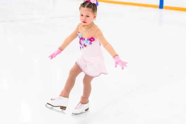 Kleines Mädchen Einem Hübschen Rosa Kleid Mit Blumen Übt Eiskunstlauf — Stockfoto