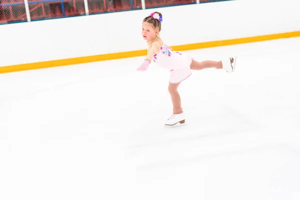 Menina Vestido Muito Rosa Com Flores Praticando Patinação Artística Move — Fotografia de Stock