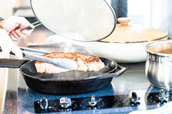 New Yorker Streifensteak Gusseiserner Pfanne Über Dem Elektroherd Braten — Stockfoto