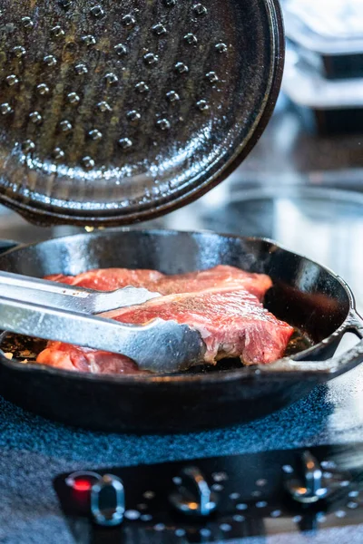 New Yorker Streifensteak Gusseiserner Pfanne Über Dem Elektroherd Braten — Stockfoto