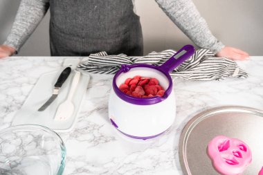 Eriyen kırmızı çikolata, eriyen şeker tenceresinde erir..