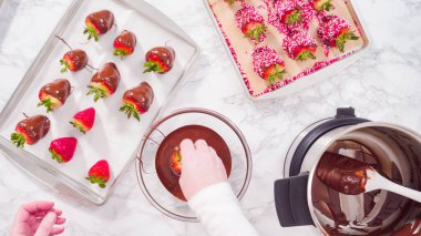 Düz yatıyordu. Adım adım. Erimiş çikolataya organik çilek batırmak..