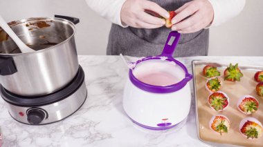 Adım adım. Erimiş çikolataya organik çilek batırmak..