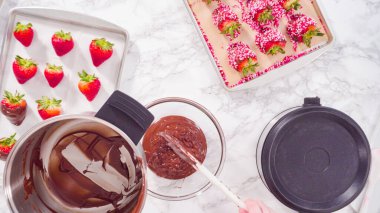 Düz yatıyordu. Adım adım. Erimiş çikolataya organik çilek batırmak..