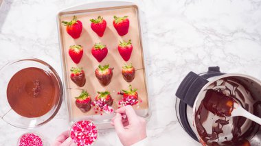 Düz yatıyordu. Adım adım. Çikolata soslu çileklerle süslenmiş..