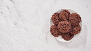 Taze pişmiş çifte çikolatalı kurabiyeler..