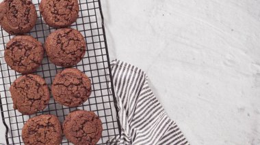 Taze pişmiş çifte çikolatalı kurabiyeler..