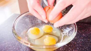 Un tortilla içinde taze sebze, yumurta ve pastırma ile kahvaltıda burrito pişirmek..