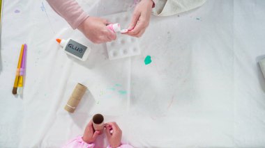 Düz yatıyordu. Adım adım. Kağıttan tek boynuzlu atlar yapmak ve boş tuvalet kağıdı ruloları yapmak..
