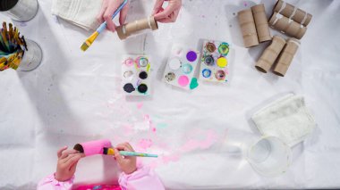 Düz yatıyordu. Çocuk kâğıtları. Kağıt hataları yaratmak için boş tuvalet kağıtlarını akrilik boyayla boyamak..