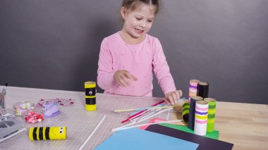 Çocuk kâğıtları. Boş tuvalet kağıdı rulolarından ve inşaat kağıdından kağıt hataları yapmak.