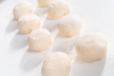 Ev yapımı ekmek yapmak için Fransız merdanesiyle rulo ekmek hamuru..