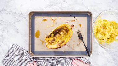 Adım adım. Düz yatıyordu. Zeytin yağı, tuz ve biberli organik spagetti hazırlıyorum..