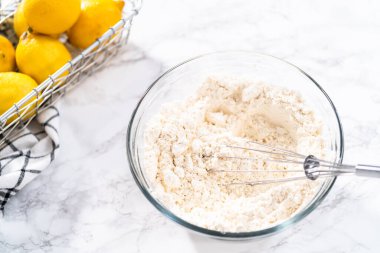 Limonlu kek pişirmek için bardaktaki karışımlar..