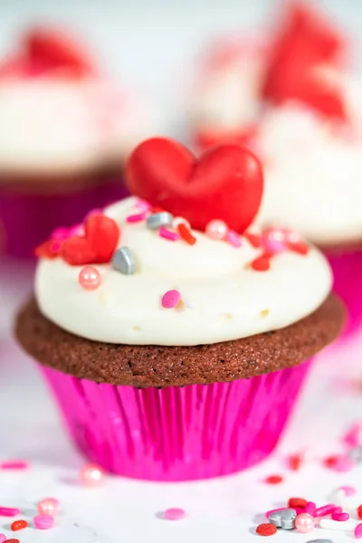 Κόκκινα Βελούδινα Cupcakes Κρέμα Τυριού Και Διακόσμηση Καρδιά Και Σοκολατάκια — Φωτογραφία Αρχείου