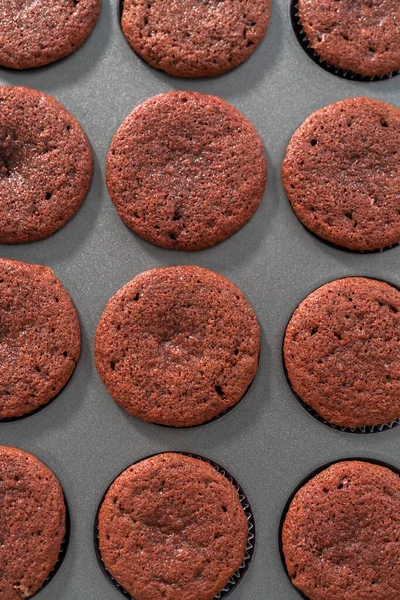 Cooling Freshly Baked Red Velvet Cupcakes — Stock Photo, Image