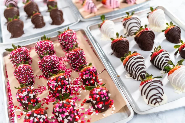 Verschiedene Schokoladen Erdbeeren Auf Pergamentpapier — Stockfoto