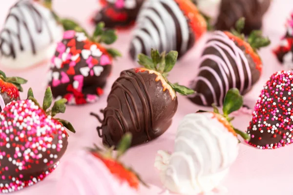 Varietà Fragole Immerse Nel Cioccolato Uno Sfondo Rosa — Foto Stock