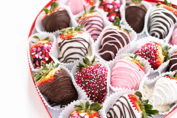 Variedade Morangos Mergulhados Chocolate Uma Caixa Forma Coração — Fotografia de Stock