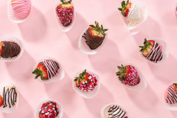 Flach Lag Verschiedene Schokoladen Erdbeeren Auf Rosa Hintergrund — Stockfoto