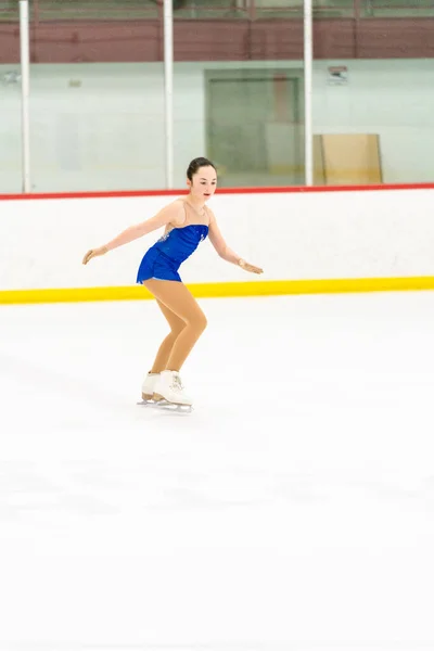 Tiener Meisje Oefenen Kunstschaatsen Een Indoor Schaatsbaan — Stockfoto