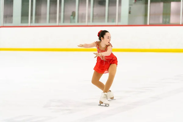 Teenagermädchen Übt Eiskunstlauf Auf Einer Überdachten Eisbahn — Stockfoto