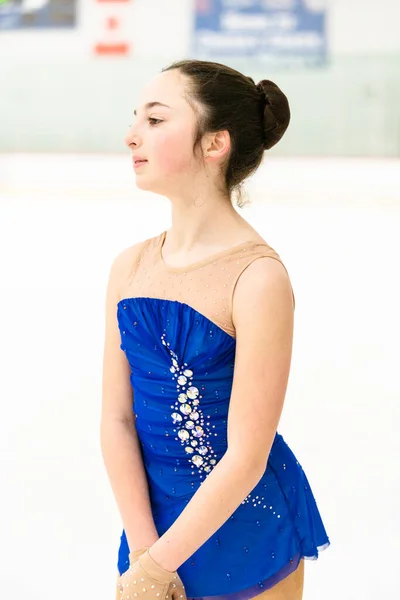 Adolescente Praticando Patinação Artística Uma Pista Patinação Gelo Interior — Fotografia de Stock