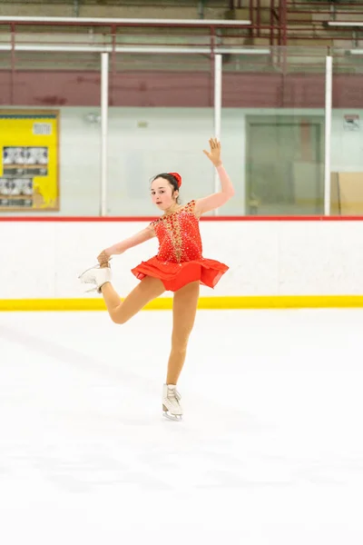 Adolescente Praticando Patinação Artística Uma Pista Patinação Gelo Interior — Fotografia de Stock