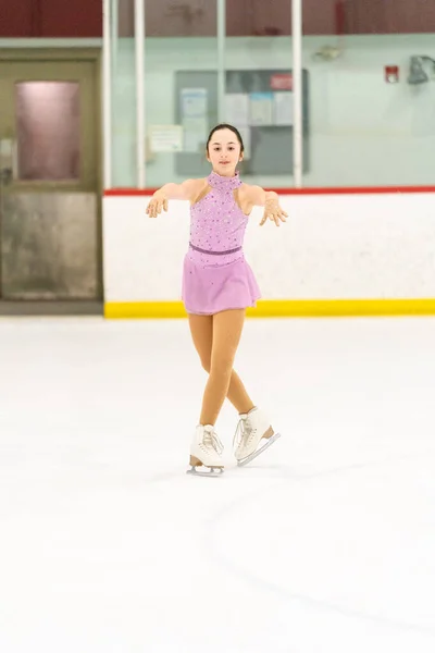 Genç Kız Buz Pateni Pistinde Artistik Patinaj Yapıyor — Stok fotoğraf