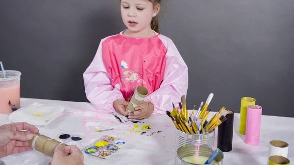 Kinder Basteln Leere Toilettenpapierrollen Mit Acrylfarbe Bemalen Papierkäfer Erzeugen — Stockfoto